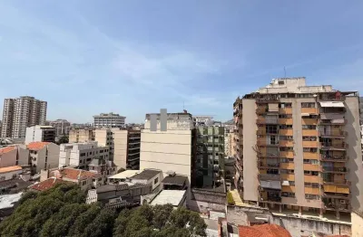 À venda apartamento na tijuca com 3 quartos, 130m² e vaga de garagem. amplo, arejado e muito bem localizado, entre as estações de metrô são francisco xavier e afonso pena.