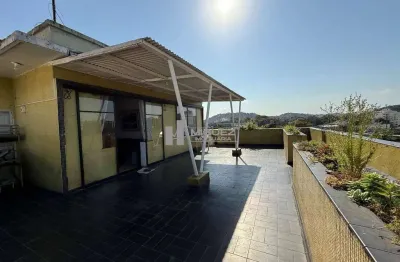 Tijuca – rua senador furtado. linda cobertura linear à venda, com sala em 2 ambientes, 3 quartos, banheiro social, cozinha e ampla área externa. conforto e espaço em localização valorizada