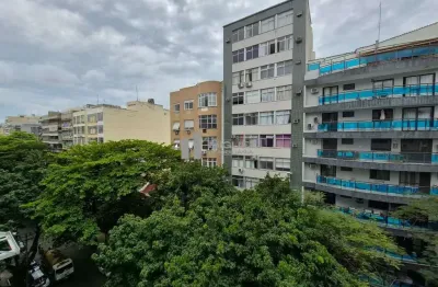 Apartamento espaçoso na rua antônio basílio, na tijuca! são 3 quartos, 1 suíte, dependência completas , 1 vaga na garagem e próximo a estação de metrô uruguai