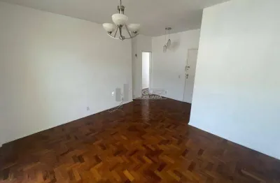 À venda: apartamento bem localizado na rua antônio salema, a 500 metros do shopping tijuca. oferece varanda, sala, 3 quartos com suíte, dependências completas e 1 vaga de garagem. entre em contato e s