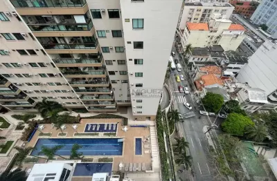 Aproveite a chance de morar no condomínio aquarela carioca, tijuca. apartamento à venda com 3 quartos, sendo 1 suíte, e uma varanda com cortina de vidro. vaga dupla e área de lazer completa no condomí