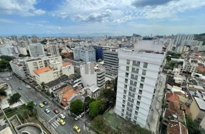 Imóvel à venda no condomínio aquarela carioca, tijuca. apartamento com 3 quartos, sendo uma suíte, e varanda com cortina de vidro, oferecendo conforto e praticidade. vaga dupla de garagem e condomínio