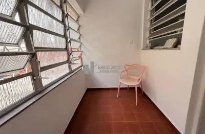 Na rua afonso pena, casa de condomínio à venda com 2 quartos, varanda e dependência completa. localização privilegiada, ao lado da praça e do metrô. uma ótima oportunidade para quem busca praticidade 