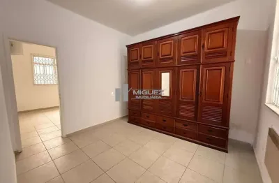 Casa de condomínio à venda na rua afonso pena, a poucos passos da praça e do metrô. possui varanda, 2 quartos e dependência completa. localização prática e tranquila no coração da tijuca — agende sua 