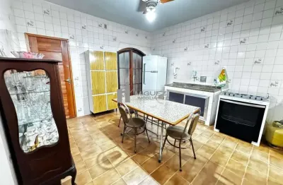 Casa à venda na rua lopes da cruz, méier. são 3 quartos, sendo 1 suite, com vaga de garagem para até 3 carros. imóvel espaçoso, bem localizado e pronto para receber sua família.