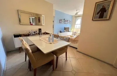 Excelente apartamento à venda na tijuca! com sala em dois ambientes, dois quartos espaçosos, dois banheiros sociais e cozinha com móveis planejados. conta ainda com dependência completa e vaga na escr