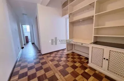 Excelente apartamento à venda na rua mariz e barros, tijuca. amplo e arejado, com 120m², sala em dois ambientes, três quartos, banheiro social, lavabo e dependências completas. 1 vaga de garagem. a po