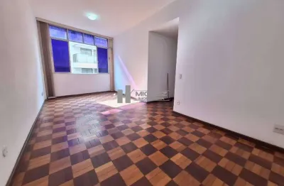 Apartamento à venda na rua mariz e barros, tijuca. são 120m² bem distribuídos, com sala em dois ambientes, três quartos, banheiro social, lavabo e dependências completas. conta ainda com uma vaga de g