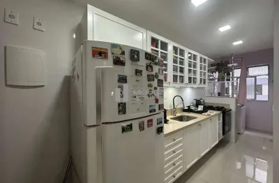 Na melhor parte da tijuca, apartamento à venda na rua haddock lobo, colado à praça afonso pena. imóvel de 80m², com 2 quartos, sala com varanda e 1 vaga. ideal para quem busca praticidade, conforto e 