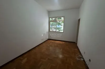 Apartamento à venda na rua henry ford, tijuca. são 2 quartos bem distribuídos, sala arejada e localização privilegiada, a poucos metros do metrô saens peña. conforto e praticidade em um dos bairros ma