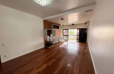 Amplo apartamento à venda na tijuca! varandão, sala em 2 ambientes, 3 quartos sendo 1 suíte, banheiro social, copa-cozinha, área de serviço e dependência completa  120m², 2 vagas de garagem e excelent