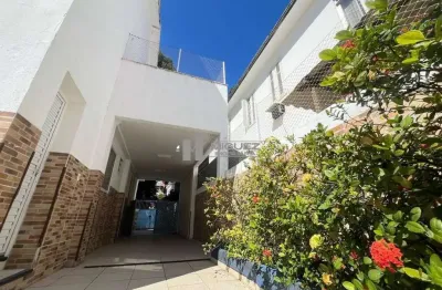 À venda, casa duplex em condomínio na tijuca. com 400m², o imóvel possui 5 quartos, 3 banheiros e uma ampla área externa. o condomínio conta com segurança privada, garantindo total conforto e seguranç