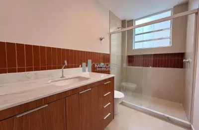 Apartamento modernizado à venda na tijuca, com 3 quartos (1 suíte), sala em 2 ambientes, lavabo, banheiro social e cozinha integrada. o imóvel ainda conta com área de serviço e 1 vaga de garagem. o pr