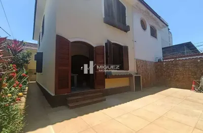 Aluga-se casa na rua pedro guedes com 242m² composta por 6 quartos, 4 banheiros e vaga para até 2 carros. à 350m do metrô de são cristovão. perfeita para uso residencial ou comercial