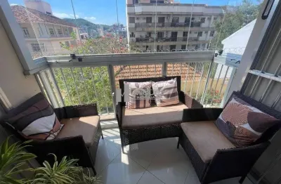Apartamento à venda na rua pereira nunes, tijuca! localização excelente: apenas 400 m do shopping tijuca e 800 m do metrô saens pena. unidade com varanda, sala em dois ambientes, dois quartos (sendo u