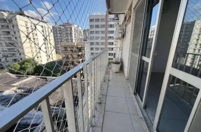 Na tijuca, um excelente apartamento à venda na rua joão alfredo. são 3 quartos, sendo 1 suíte, 2 varandas com boa ventilação, cozinha com armários, banheiro social e dependências completas. possui 2 v
