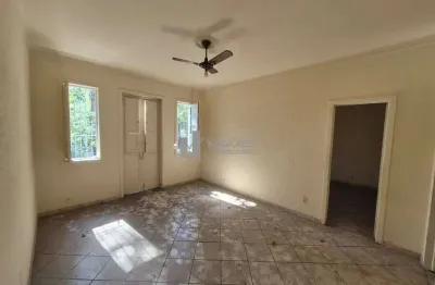 Alugo casa na av. heitor beltrão, 4 quartos, 2 banheiros, próximo a praça afonso pena