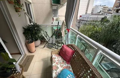 Apartamento à venda no condomínio focus, rua mariz e barros – tijuca. são 3 quartos, sendo 1 suíte, varandão, sala espaçosa e 1 vaga de garagem. planta funcional e ambientes bem distribuídos. excelent