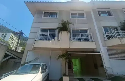 Vendo Linda Casa Triplex de Condomínio com 3 suites churrasqueira, aquecimento de agua via energia solar, semimobiliado, fino acabamento  e vaga para até 3 quartos na Rua São Miguel