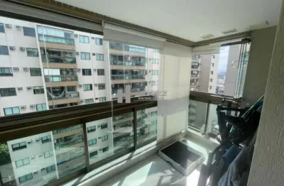Imóvel à venda no Condomínio Aquarela Carioca, Tijuca. Apartamento com 2 quartos, sendo uma suíte, e varanda, oferecendo conforto e praticidade.