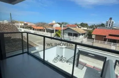 Sobrados geminados a poucos passos do mar em meia praia de navegantes