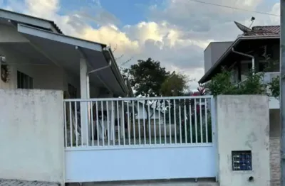 Casa em itaipava km12 com 02 dormitórios terreno compartilhado para locação