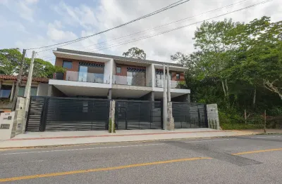 Sobrado geminado de alto padrão com 1 suíte mais 2 quartos à venda no bairro anita garibaldi em joinville - sc por rs 1.190.000,00