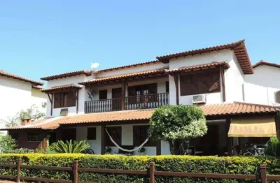 Casa com 3 quartos (1 suíte) e piscina no condomínio vila das conchas