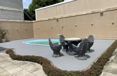 Residência de luxo com 4 quartos, piscina e área gourmet próxima à orla