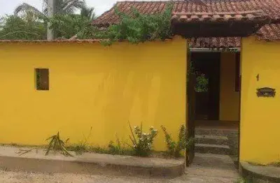 Casa com 2 quartos - xv de novembro (araruama)  quintal amplo e garagem