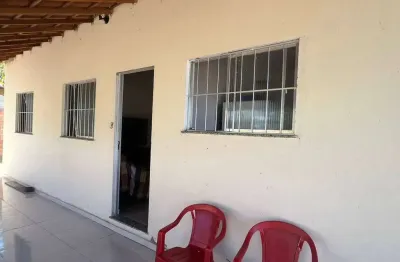 Casa  com 2 quartos e  varanda  espaçosa  em  iguabinha- araruama rj