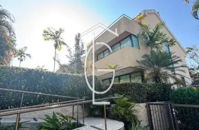 Belíssima casa de 250 m², reformada, em condomínio no bairro do monteiro