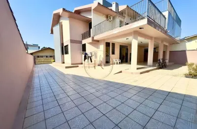 Casa com 6 dormitórios a poucos passos da futura av. beira-mar no jardim atlântico