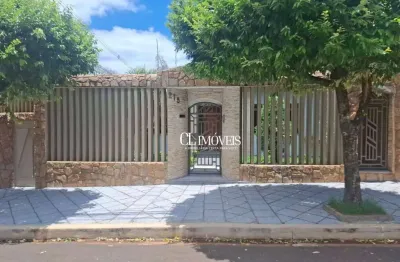 Casa à venda, 4 quartos( 02 suítes), piscina 192m²  de área útil