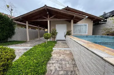 Casa térrea reformada, financiável, com 153 m², no bairro santa mônica - florianópolis
