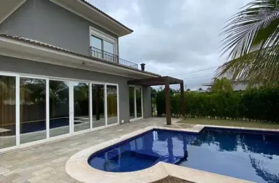 Belíssima casa à venda no condomínio florais dos lagos