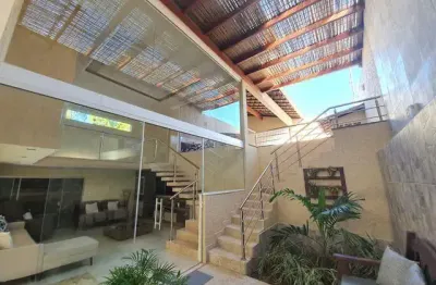 Luxuosa casa com 4 quartos, piscina e área de churrasco disponível para venda no bairro tabapiri