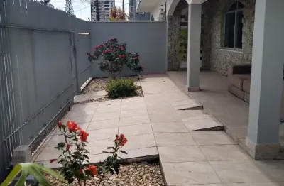 Casa para alugar em itajaí (dom bosco): 2 dorm., sala, cozinha planejada, área externa com churrasqueira e garagem — iptu incluso