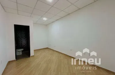 Sala comercial localizada em galeria com áreas verdes e espaço aconchegante!