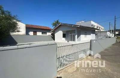 Casa com 3 quartos para alugar na Martin Maul, 95, Iririú, Joinville