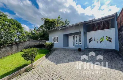 Casa com 3 quartos para alugar na Rua das Carmelitas, 78, Santa Catarina, Joinville