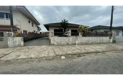 Casa com 3 quartos para alugar na Rua Jorge Mayerle, 169, Nova Brasília, Joinville