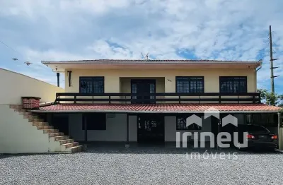 Casa residencial com amplo quintal, 4 quartos e 2 banheiros no Jardim Iririu!