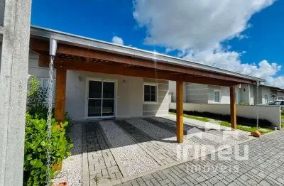 Casa em condomínio fechado com 3 quartos e placa de energia solar!