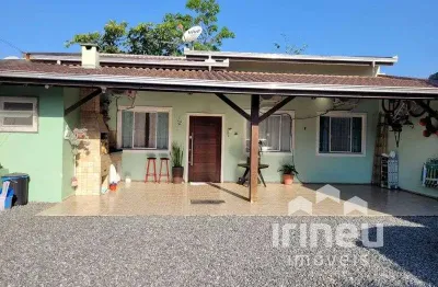 Casa residencial com 2 quartos e amplo quintal no Morro do Meio!