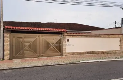 Bela casa jd imperador praia grande á 300mts da praia com suite, piscina e churrasqueira - r$ 495 mil