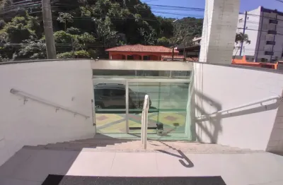 Apartamento no centro á 150mts da praia, 2 dormitórios, suite, varanda gourmet e área de lazer - r$ 400 mil - porteira fechada