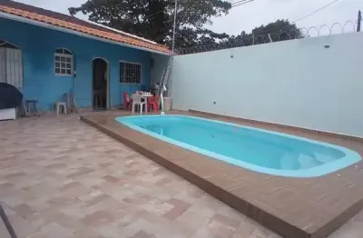 Casa á 200mts da praia com 3 suites, piscina e 4 vagas de garagem - r$ 380 mil