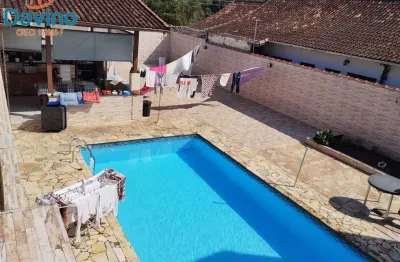 Linda casa com piscina, terreno enorme, espaço gourmet com churrasqueira