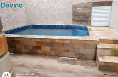 880mil - sobrado novo, 3 suítes, espaço gourmet com piscina. 450m da praia da ocian.